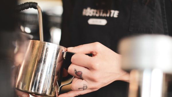 Zertifizierte Baristaschulung Berlin: Milch aufschäumen.