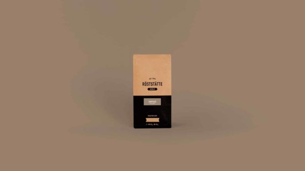 Santiago Espresso im Paket vor braunem Hintergrund.