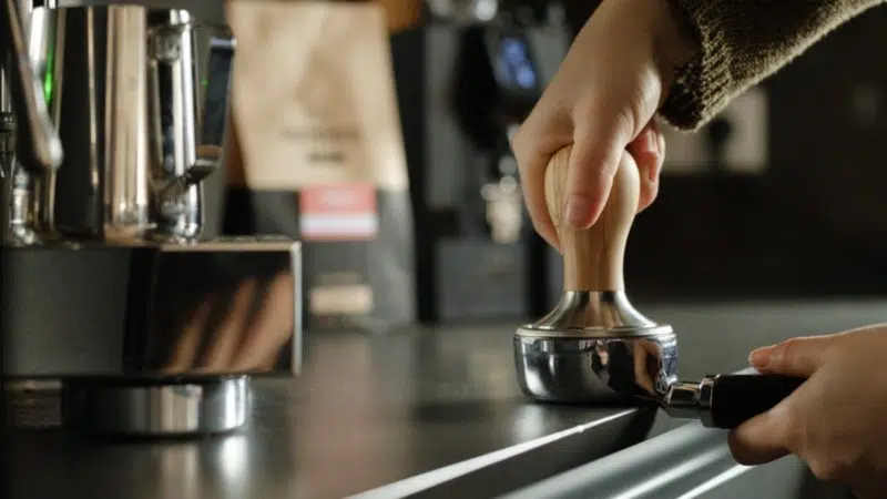 Barista Basic Schulung Berlin: Tamping in Aktion.