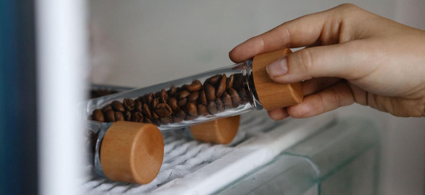 Kaffee einfrieren: Kaffee im Glasröhrchen wird ins Gefrierfach gelegt.