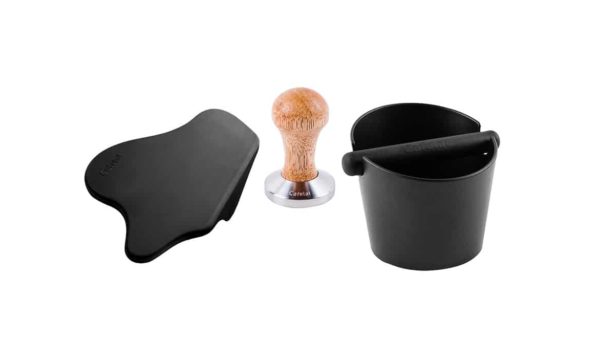 Barista Set: Tamper, Knockbox und Tampingmatte auf weißem Hintergrund.