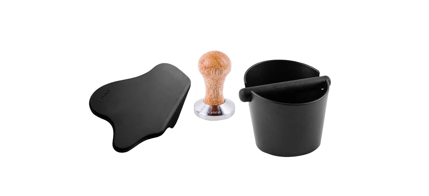 Barista Set: Tamper, Knockbox und Tampingmatte auf weißem Hintergrund.