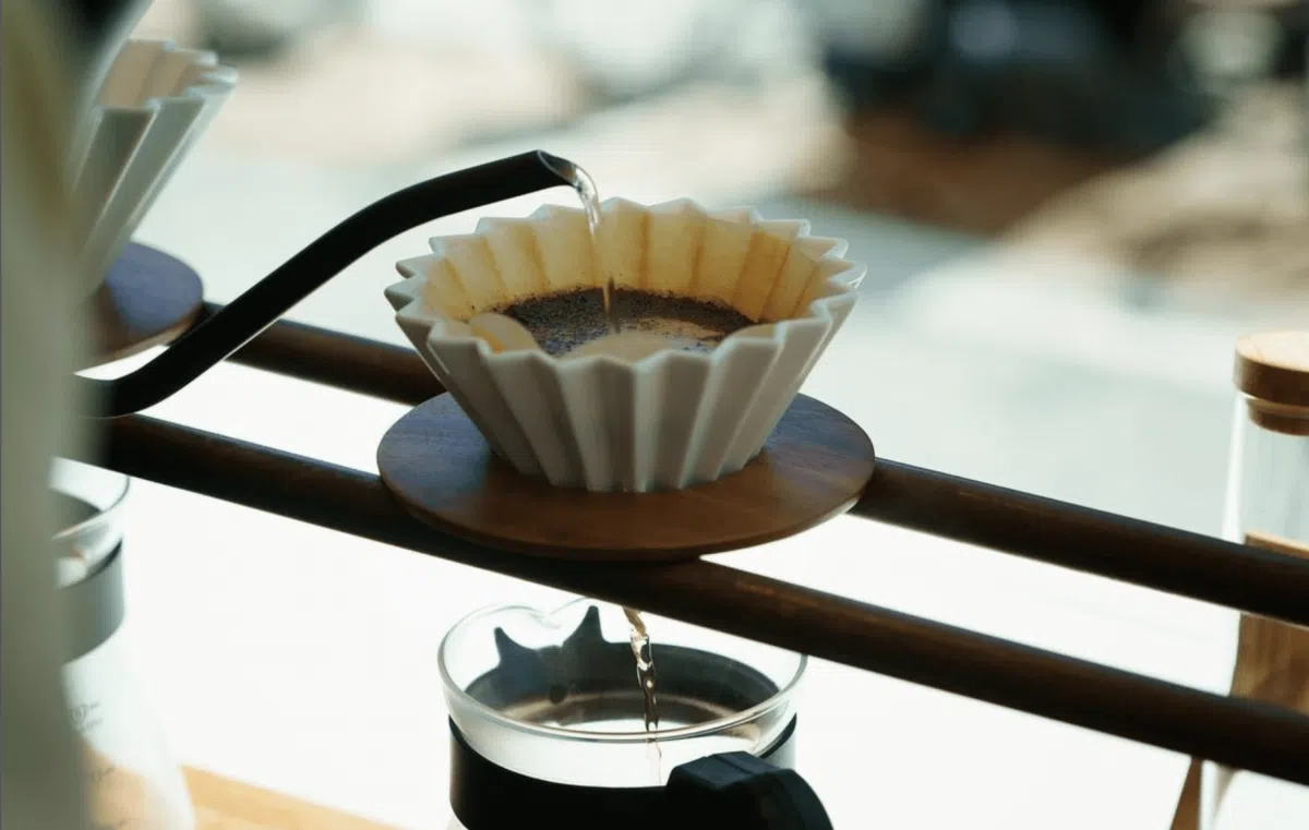 Kaffee wird frisch im Origami Dripper aufgebrüht.
